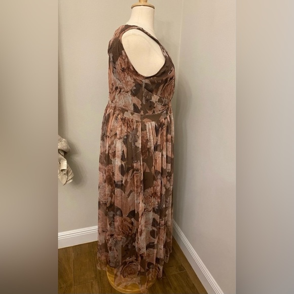 Plus Dress - Picture 2 of 5